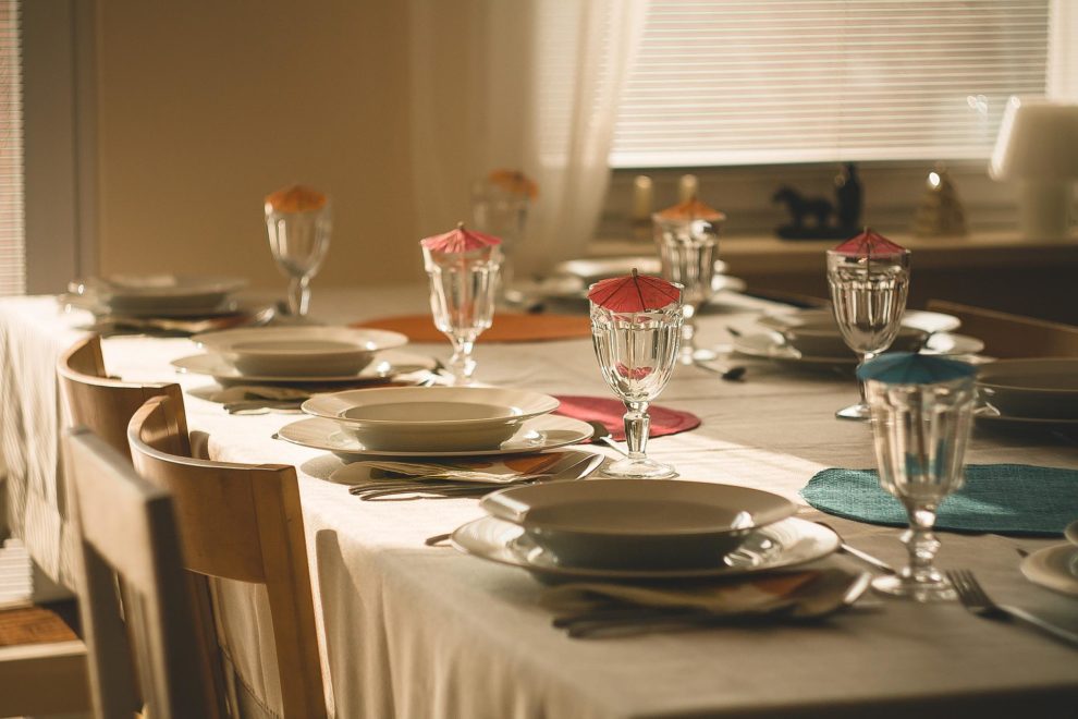 table-g69ac2cc44_1920